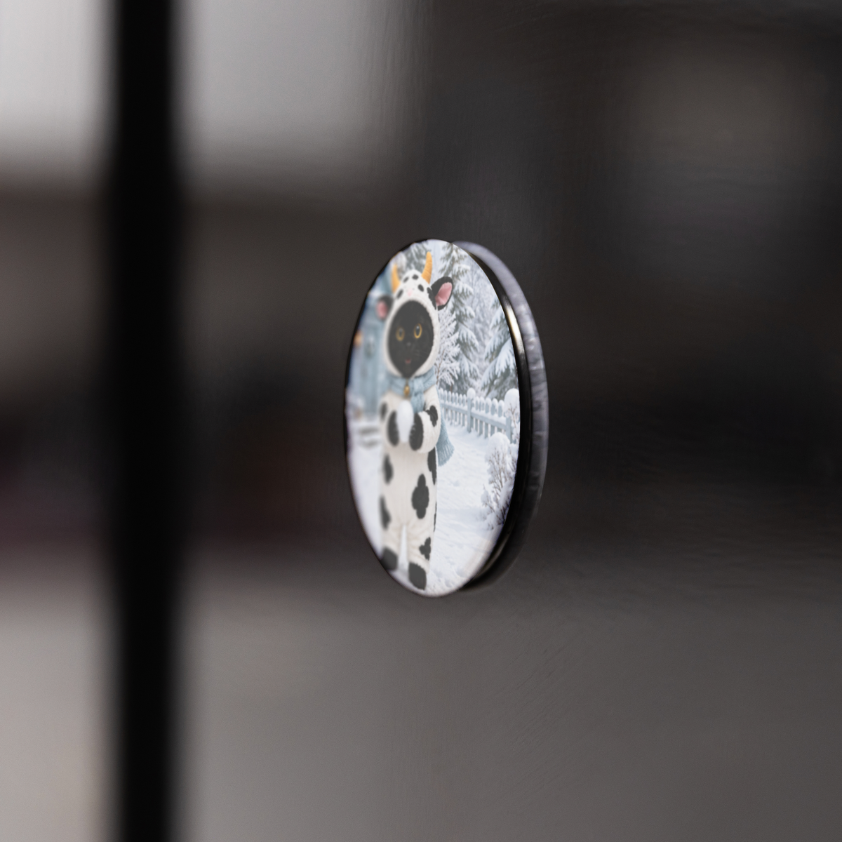 MooMoo_Moments_Round_Fridge_Magnet_RoundButtonMagnet_BlackFridge_AS_Mockup.png_16052201